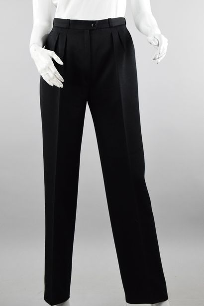 null TED LAPIDUS Haute Couture

Straight black pants with a flap pocket in the back....