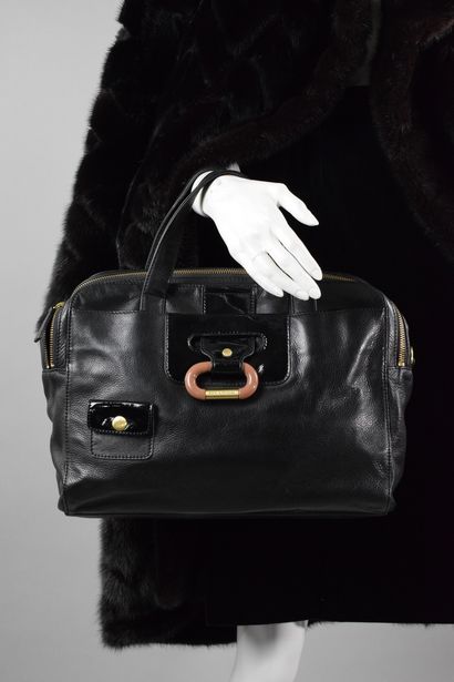 null SONIA RYKIEL 

Black patent leather handbag with gold jewelry. 
Two large pockets,...