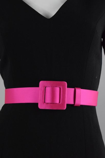 null YVES SAINT LAURENT Left Bank

Fuchsia silk covered leather adjustable belt with...