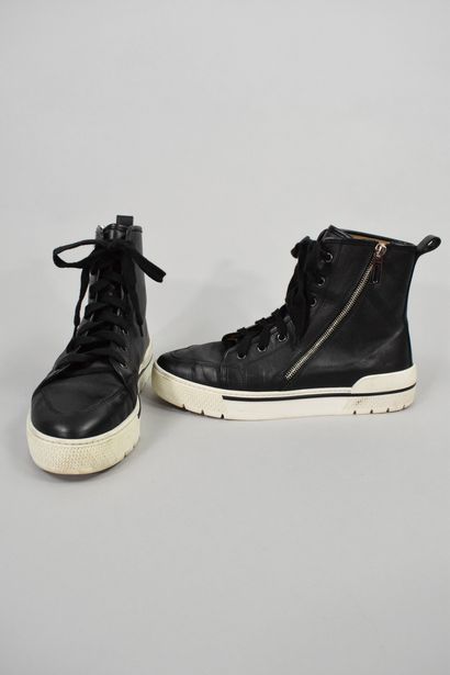 null HERMES PARIS 

Pair of men's sneakers in black leather and white rubber, zipped...