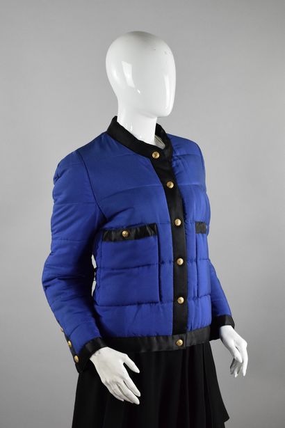 null CHANEL Boutique

Short padded silk jacket in blue with black satin trimming,...