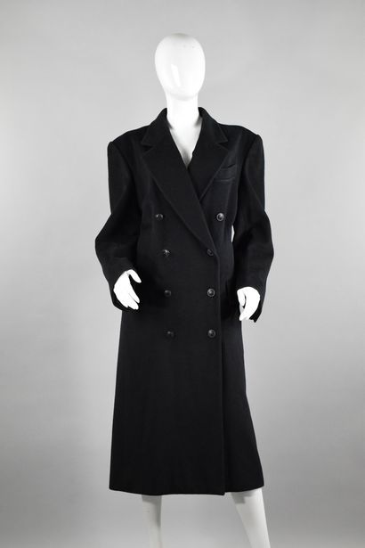 null JEAN LOUIS SCHERRER

Large manteau croisé noir en laine, boutons signés. 
Taille...
