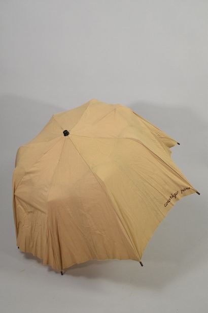 null COURREGES 
Circa 1970

Rare umbrella in wood and brown canvas. 
Fragile or damaged...