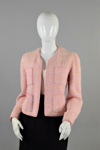 null CHANEL Boutique
Printemps/Été 1996

Rare veste courte en tweed irrégulier rose...