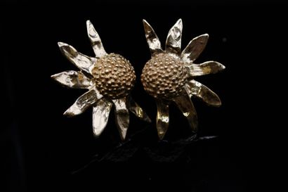 null BICHE DE BERE 

Pair of important ear clips in gilded metal with half daisies....