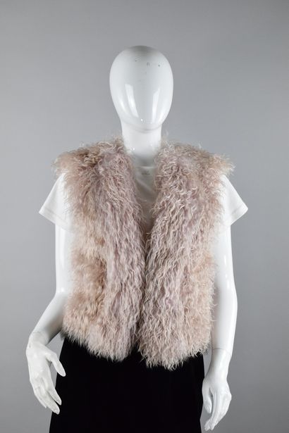 null SAINT LAURENT 
2015

Sleeveless jacket in pale pink sheepskin fur. 
Hook and...
