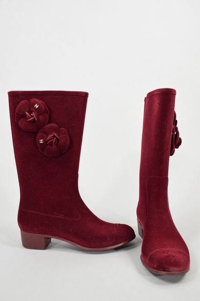 null CHANEL

Pair of boots in burgundy velvet and rubber base, decorated with camellias...