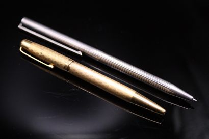 null S.T DUPONT 

Lot de deux stylos billes, l'un plus petit en métal doré texturé,...
