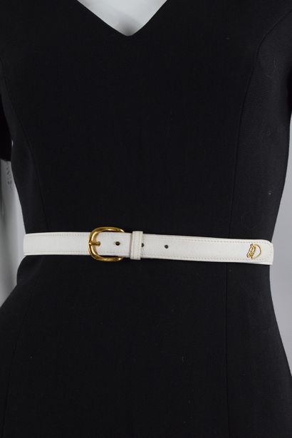 null HERMES PARIS 

Fine white leather belt with golden buckle. 

Maximum length...
