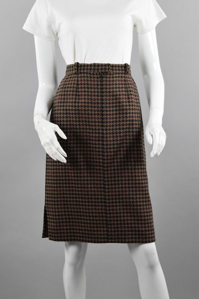 null JEAN LOUIS SCHERRER

Houndstooth pattern skirt on a brown background, with light...
