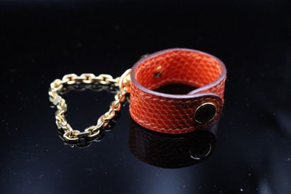 null HERMES PARIS 

Orange lizard leather glove clip with golden metal jewelry. 
Chain...