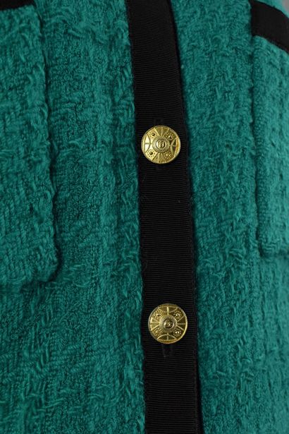 null CHANEL Boutique 
Circa late 1980

Tweed jacket emerald graphic, black gansée,...