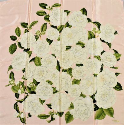 null CHANEL 

Carrée en soie à dominante soie à motif d'un camélia blanc en fleurs....