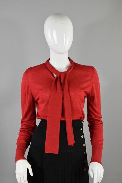 null TED LAPIDUS Haute Couture Boutique
Circa 1980

Long-sleeved top in red cashmere...