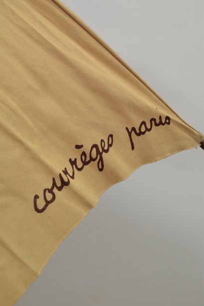 null COURREGES 
Circa 1970

Rare umbrella in wood and brown canvas. 
Fragile or damaged...