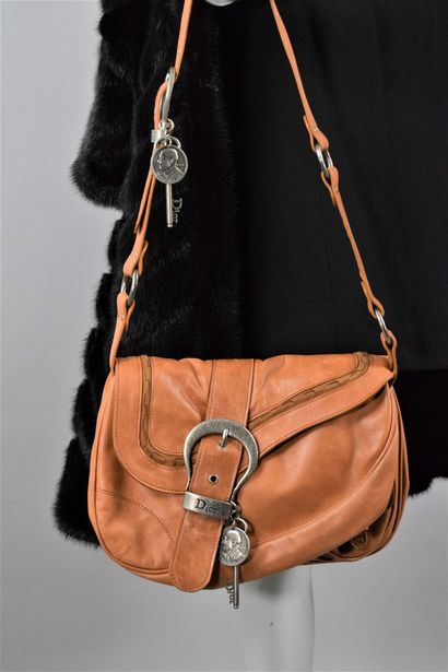 null CHRISTIAN DIOR 

Saddle" shoulder bag in natural leather and brushed jewelry....