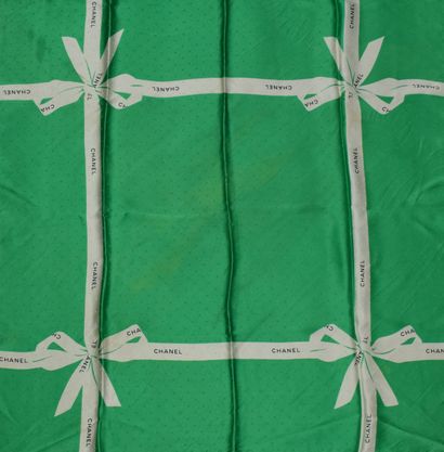 null CHANEL 

Green silk square decorated with bows and white ribbons signed CHANEL....