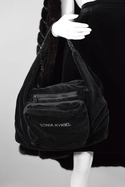 null SONIA RYKIEL 

Black velvet shoulder bag with dark grey chrome jewelry. 

Length...