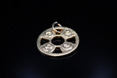 null ZOLOTAS

Pendant in 18k (750) yellow gold, year 2003. 
Signed. 

On an unsigned...