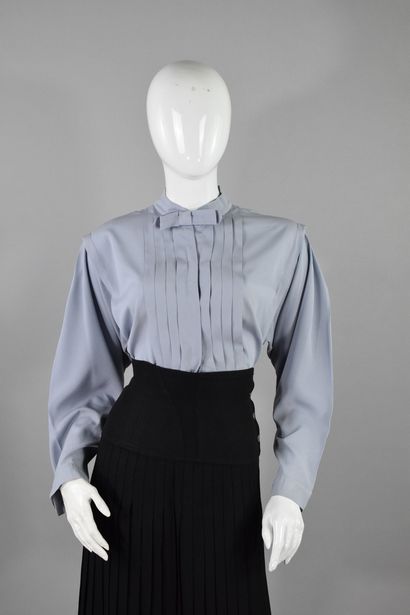 null TED LAPIDUS 

Blue blouse with important pleated front topped with a bow
Simple...