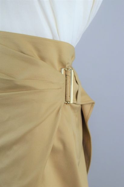 null YVES SAINT LAURENT Left Bank

Beige asymmetrical wrap skirt, gold jewelry belt....