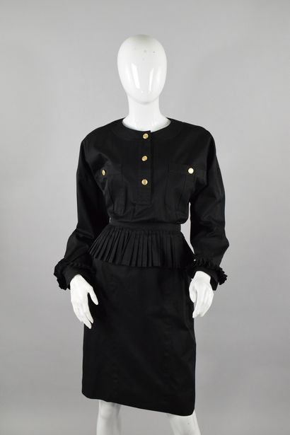 null CHANEL Boutique
Automne/Hiver 1987

Rare robe noire à col rond et manches longues,...