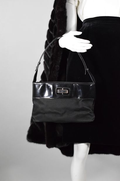 null CELINE 
1998

Baguette size bag in canvas and black leather.
Silver jewelry,...