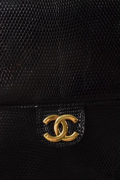 null CHANEL
Circa 1970

Shoulder or hand bag in glossy black lizard. 
Flap clasp...