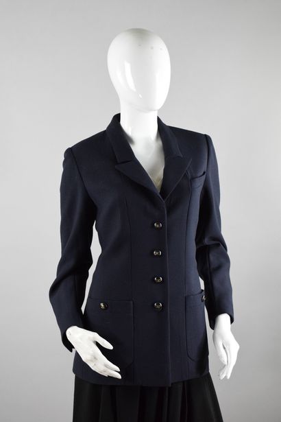 null CHANEL Boutique
Fall/Winter 1995

Long jacket in navy wool, notched shawl collar,...