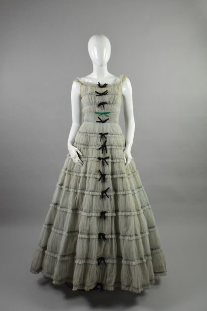 null PIERRE BALMAIN Haute Couture
Circa 1950

Important long evening dress in pale...