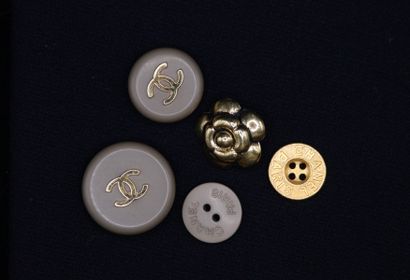 null CHANEL 

Lot of five buttons including pressure and a camellia and fall of fabric,...