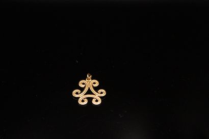 null ZOLOTAS

18k (750) yellow gold openwork pendant.
Signed. 

On a black ribbon...