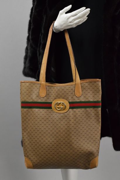 null GUCCI
Circa late 1970

Hand or shoulder bag in micro GG canvas and natural leather....