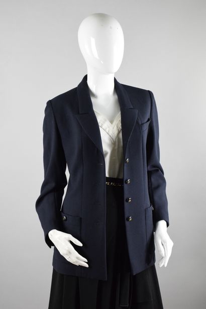 null CHANEL Boutique
Fall/Winter 1995

Long jacket in navy wool, notched shawl collar,...