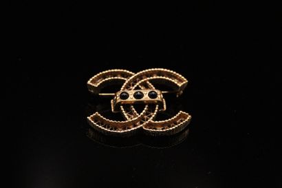 null CHANEL
Circa 1990

Rare double C brooch in gilded metal with imitation stones...