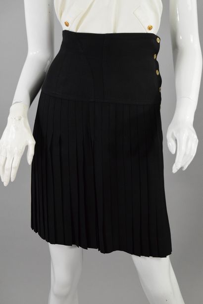 null CHANEL 
Circa 1990

Pleated wrap skirt in black silk, zbuttoned on the side
Gold...