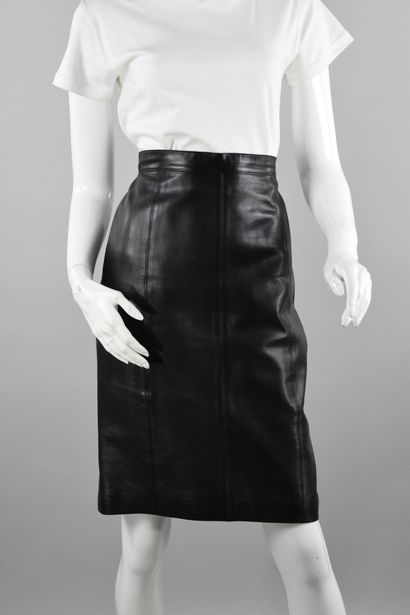 null YVES SAINT LAURENT Left Bank

Black leather skirt, zipped on the left, slit...