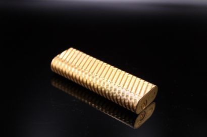 null CARTIER

Gold-plated lighter, signed on the bottom. 
Slight wear, as is. 

Height...