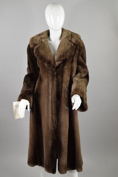 null REVILLON 

Important long coat in brushed beaver, closure by three hidden clips...