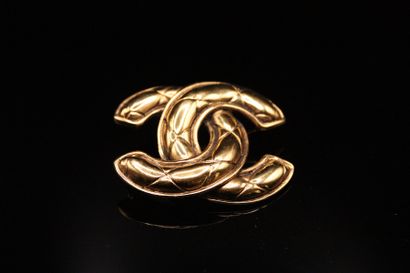null CHANEL 

Gilded metal brooch featuring a double quilted CC interlaced. 
Signed...
