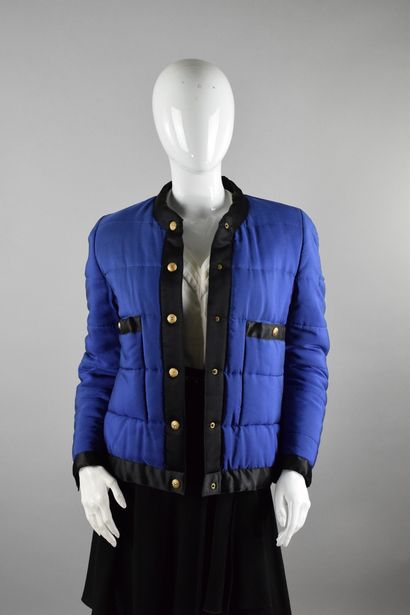 null CHANEL Boutique

Short padded silk jacket in blue with black satin trimming,...