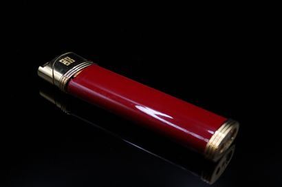 null GIVENCHY 
Circa 1980

Red lighter in gilded metal and plastic. 
With original...