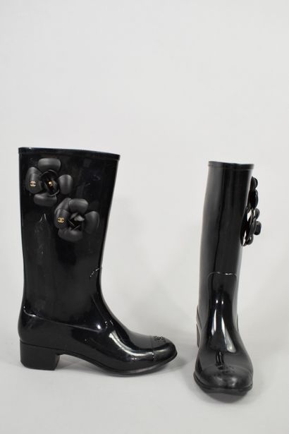 null CHANEL

Pair of rubber boots decorated with camellias emblematic of the House...