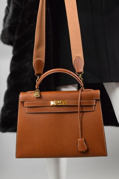 null HERMES PARIS 
1991

Bag model "Kelly Sellier" 32 in caramel peccary leather....