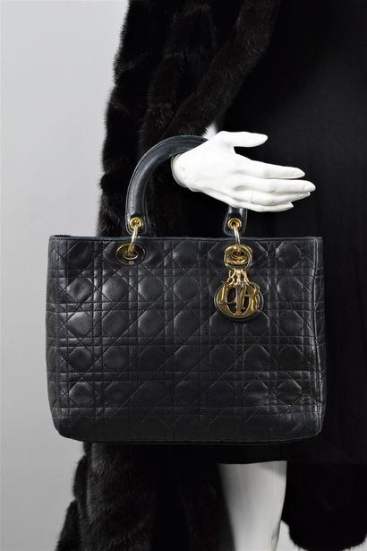 null CHRISTIAN DIOR 
Circa fin 1990

Sac modèle "Lady Dior" GM en cuir noir. 
Porté...