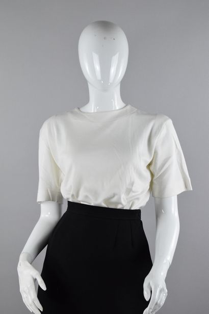 null YVES SAINT LAURENT Left Bank

White top with short sleeves and round neck, pretty...