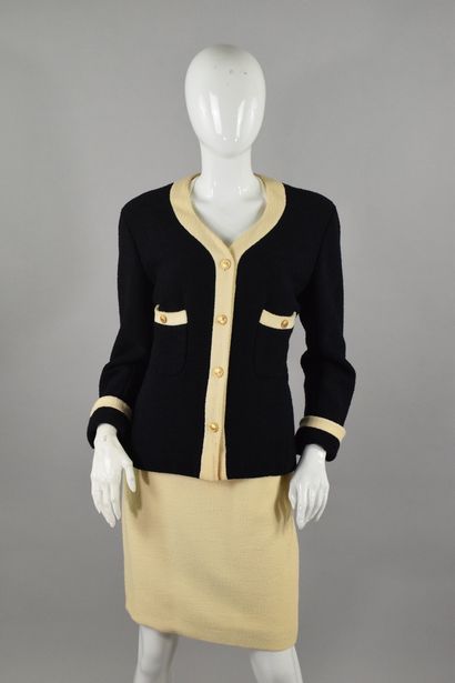 null CHANEL Boutique
Fall/Winter 1988

Short jacket in navy and beige bouclette,...