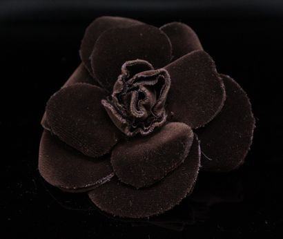 null CHANEL 

Camellia brooch in brown velvet. 
Signed on plate. 
Accident to the...