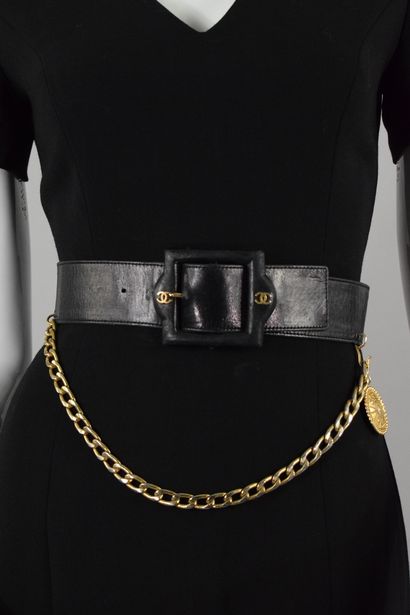 null CHANEL 
Circa 1990

Black leather belt with covered buckle and chain and medallion...