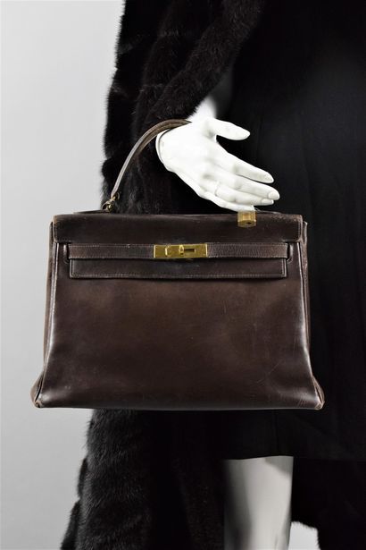 null HERMES PARIS
Circa 1970

Bag model "Kelly Retourné" 32 in chocolate box leather,...